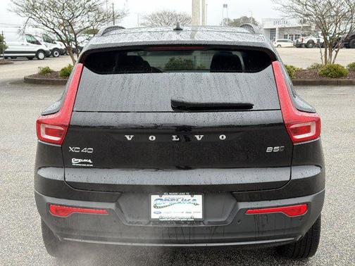 2025 Volvo XC40 B5 Plus Dark Theme