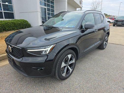 2025 Volvo XC40 B5 Plus Dark Theme