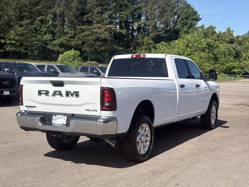Bright White Clearcoat 2026 RAM 2500 Big Horn Crew Cab 4x4 8' Box