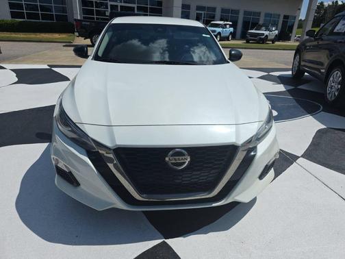 Pearl White Tricoat 2022 Nissan Altima SR FWD
