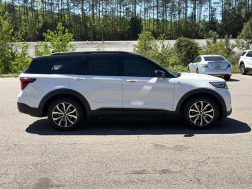Star White Metallic Tri-Coat 2022 Ford Explorer ST-Line