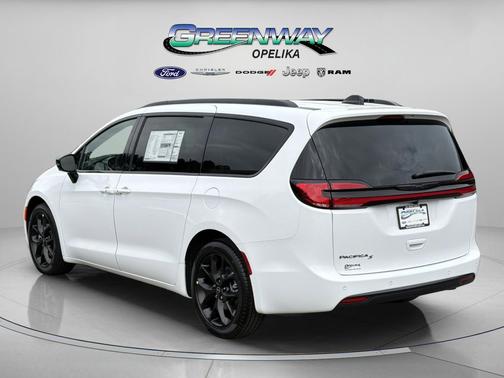 Bright White Clearcoat 2026 Chrysler Pacifica L