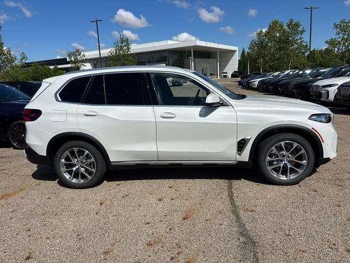 Mineral White Metallic 2026 BMW X5 xDrive40i