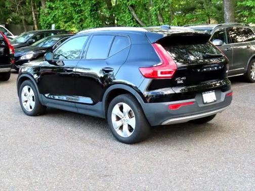 2022 Volvo XC40 T5 Momentum