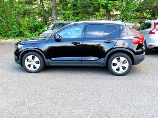 2022 Volvo XC40 T5 Momentum