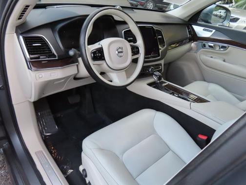 2016 Volvo XC90 T6 Momentum