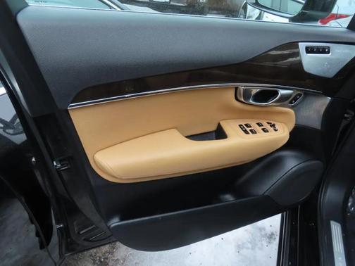 2018 Volvo XC90 T6 Momentum