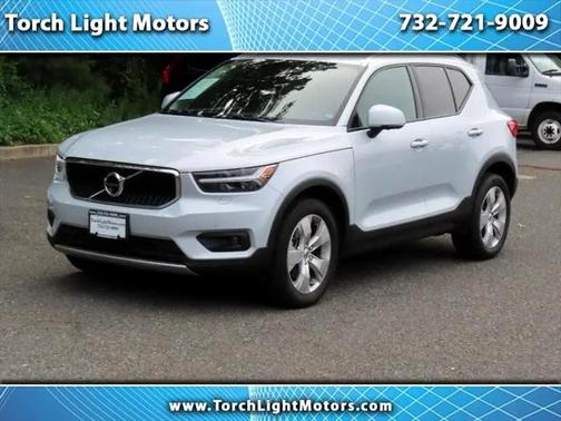 2022 Volvo XC40 T5 Momentum