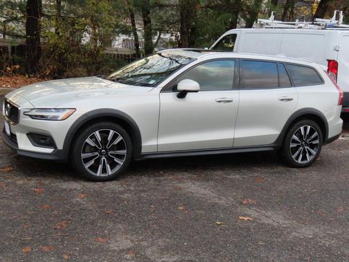 2021 Volvo V60 Cross Country T5