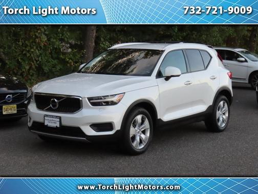 2022 Volvo XC40 T5 Momentum