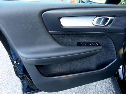 2021 Volvo XC40 T5 Momentum