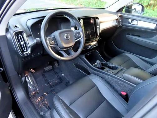 2021 Volvo XC40 T5 Momentum