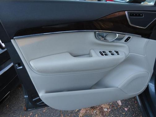 2017 Volvo XC90 T6 Momentum