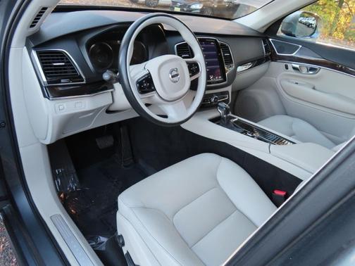 2017 Volvo XC90 T6 Momentum
