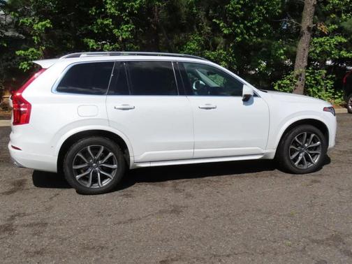Pearl White 2018 Volvo XC90 T6 Momentum