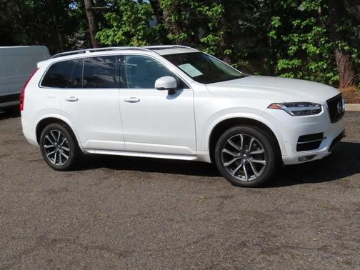 Pearl White 2018 Volvo XC90 T6 Momentum