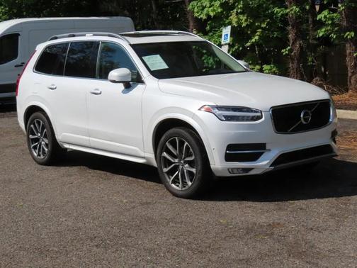 Pearl White 2018 Volvo XC90 T6 Momentum