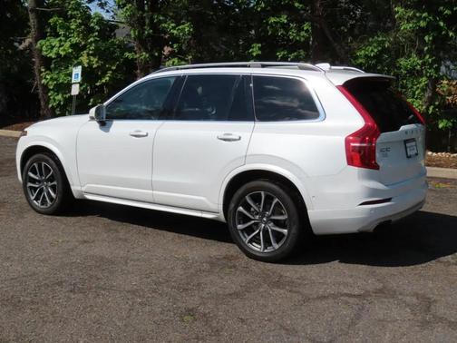 Pearl White 2018 Volvo XC90 T6 Momentum