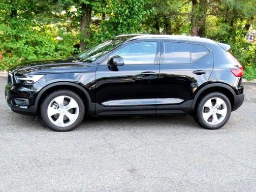 2021 Volvo XC40 T5 Momentum