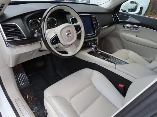 2017 Volvo XC90 T6 Momentum