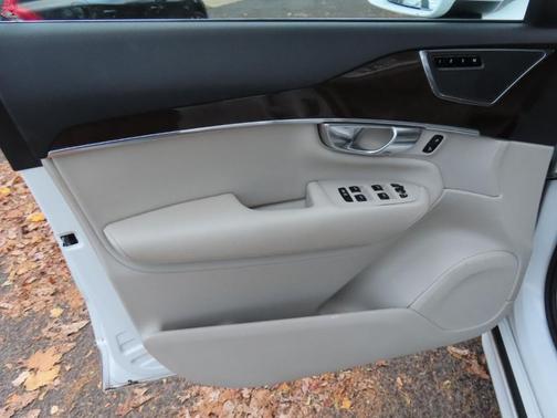 2017 Volvo XC90 T6 Momentum