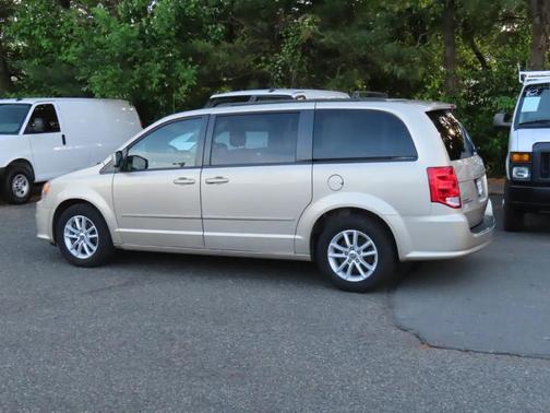 Gold 2013 Dodge Grand Caravan SXT