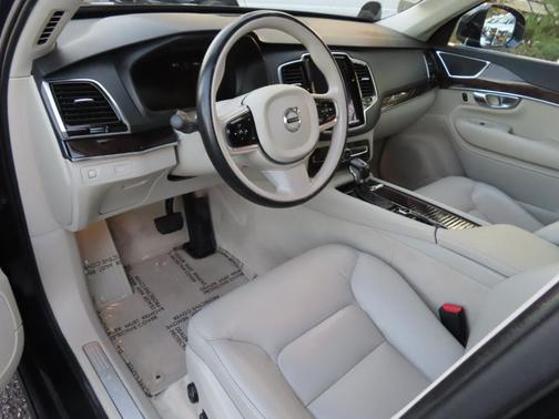 2016 Volvo XC90 T6 Momentum