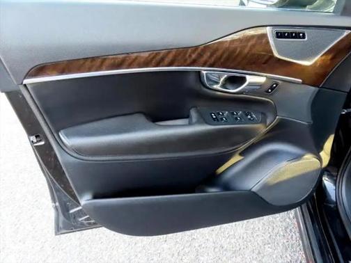 2016 Volvo XC90 T6 Momentum