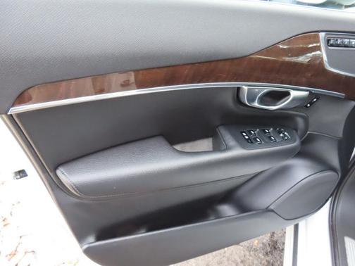 2017 Volvo XC90 T5 Momentum