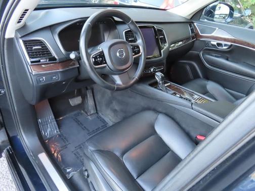 2016 Volvo XC90 T6 Momentum