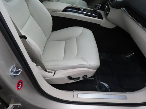 Tan 2018 Volvo XC90 T6 Momentum