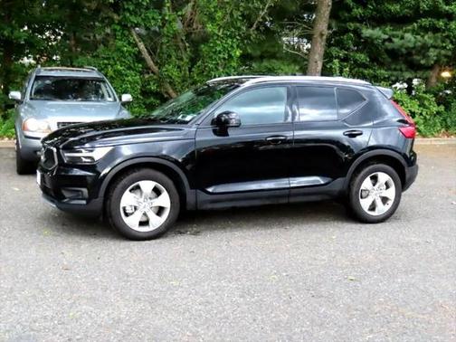 2021 Volvo XC40 T5 Momentum