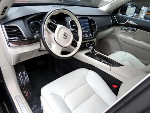 2017 Volvo XC90 T6 Momentum