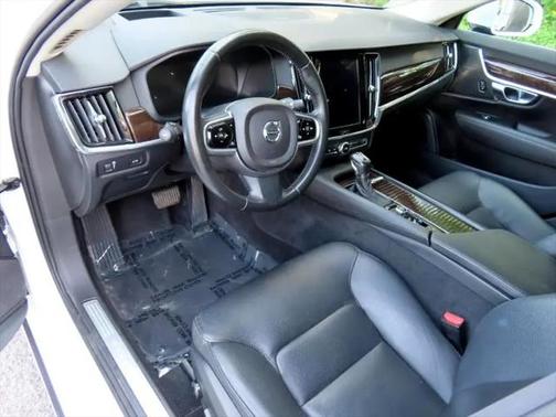 2019 Volvo S90 T6 Momentum