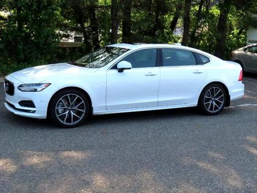 2019 Volvo S90 T6 Momentum