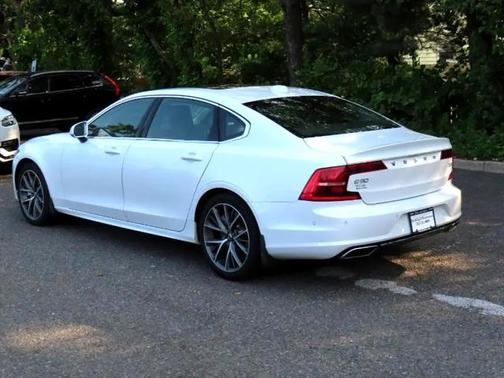 2019 Volvo S90 T6 Momentum