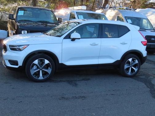 2021 Volvo XC40 T5 Momentum