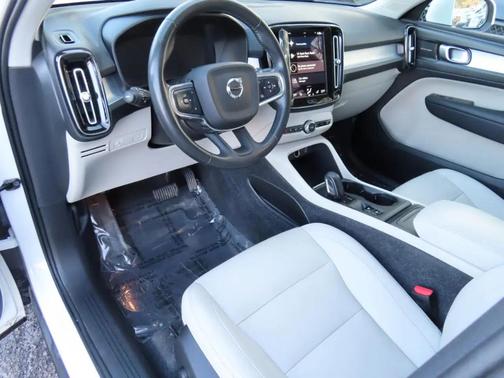 2021 Volvo XC40 T5 Momentum