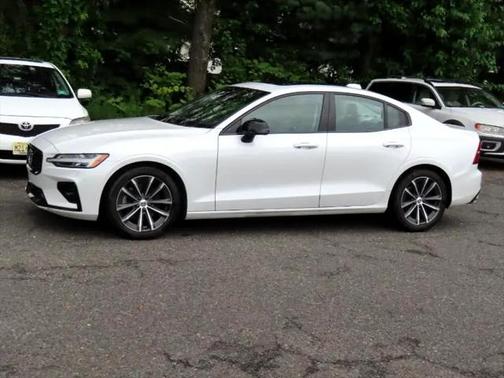 2022 Volvo S60 T5 Momentum