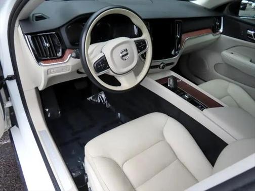 2022 Volvo S60 T5 Momentum
