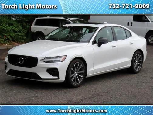2022 Volvo S60 T5 Momentum