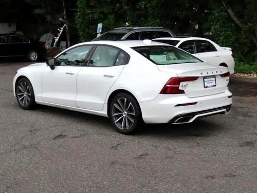 2022 Volvo S60 T5 Momentum