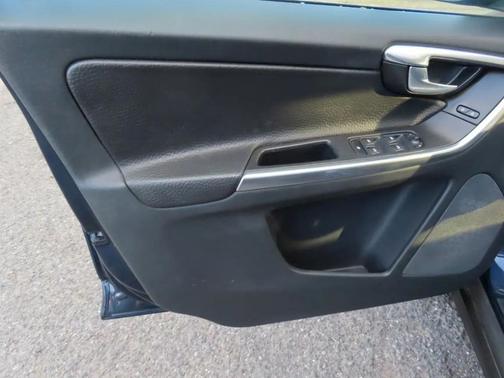 Blue 2013 Volvo XC60 T6