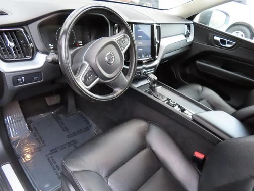 Gray 2019 Volvo XC60 T6 Momentum