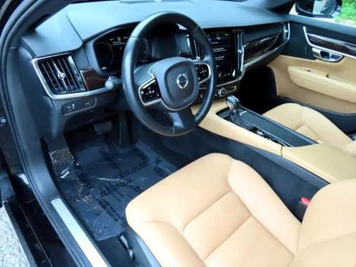 2017 Volvo S90 T5 Momentum