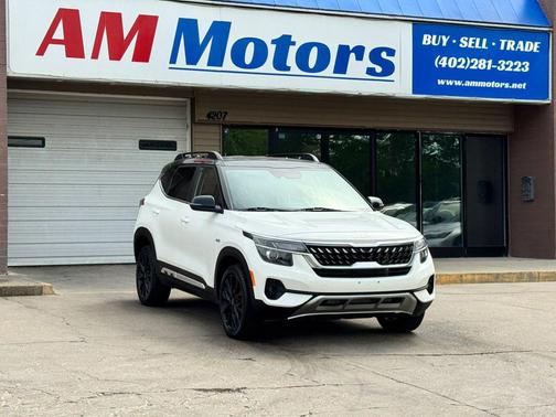 Clear White/Black Roof 2023 Kia Seltos Nightfall Edition