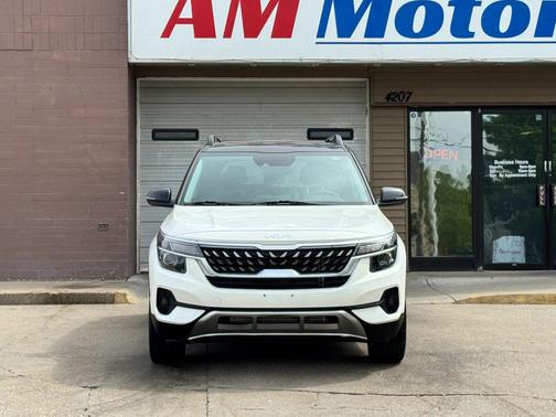 Clear White/Black Roof 2023 Kia Seltos Nightfall Edition