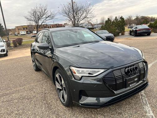 2022 Audi e-tron Premium Plus