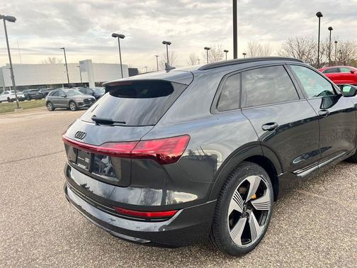 2022 Audi e-tron Premium Plus