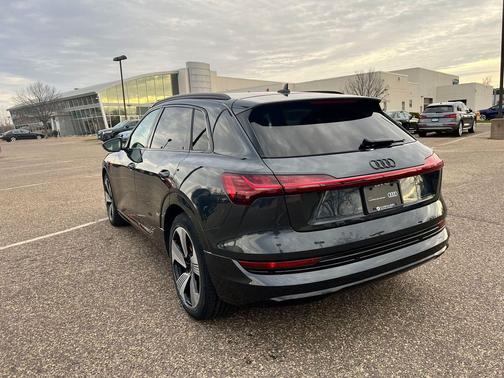 2022 Audi e-tron Premium Plus